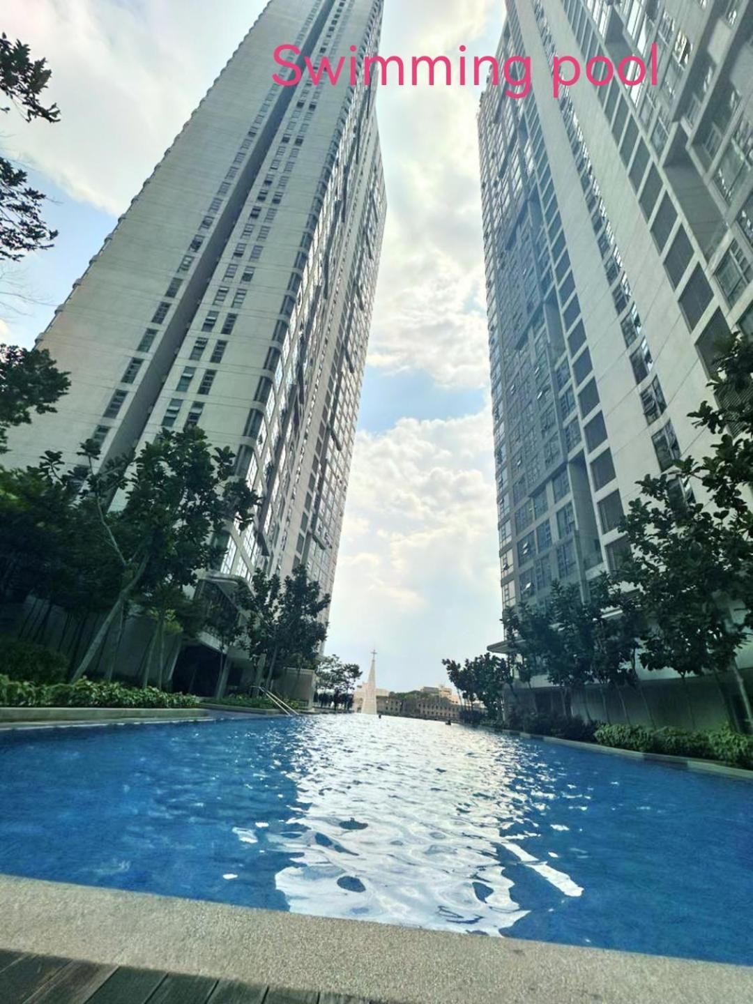 The Roberstson Family With Views Apartment