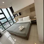 The Roberstson Family Suite With City Views